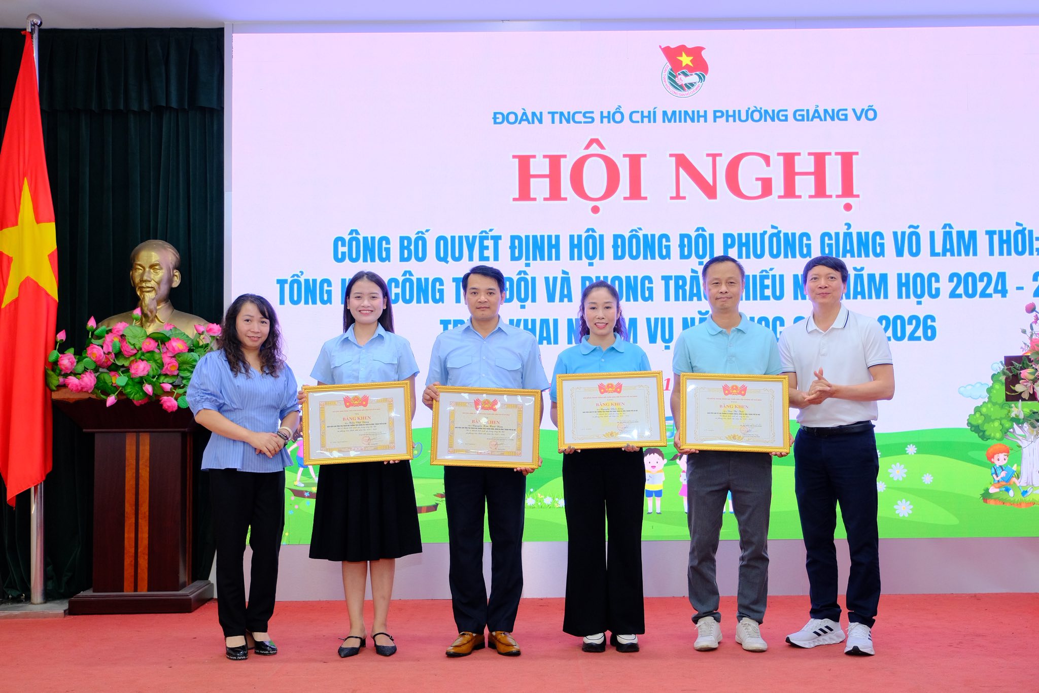 Có thể là hình ảnh về 6 người và văn bản cho biết 'ĐOÀN TNCS HỒ CHÍ MINH PHƯỜNG GIÁNG VÕ HỘI NGHI CÔNG BỐ QUYẾT ĐỊNH HỘI ĐỐNG ĐỘI PHƯỜNG GIẢNG võ LÂM THỜI TỔNG CÔNG -ĐỘI ĐỘI VÀ PHONG TRÀ e=1 HIẾU ĂM HỌC 2024- HAI VỤ 00 2026 898'