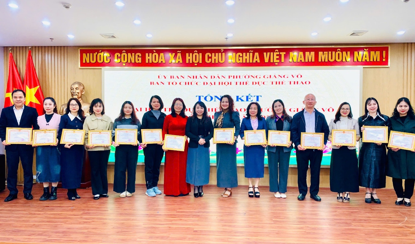 A group of people holding certificates

AI-generated content may be incorrect.