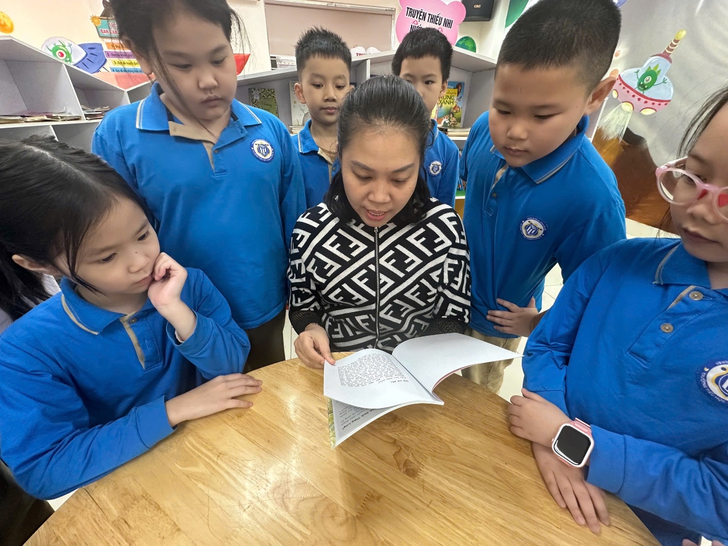 A group of children reading a book

AI-generated content may be incorrect.