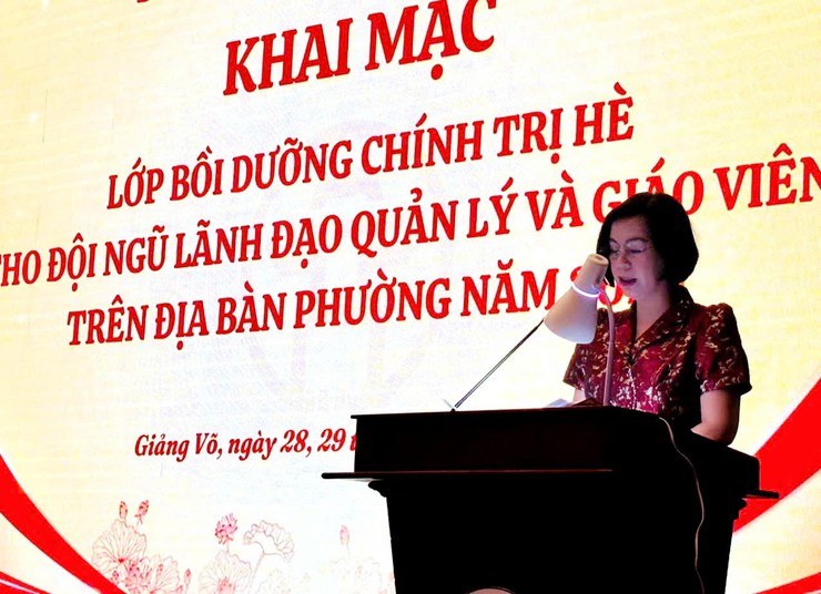 Phường Giảng Võ tổ chức bồi dưỡng lý luận chính trị hè năm 2026 cho đội ngũ cán bộ quản lý và giáo viên các trường trên địa bàn phường- Ảnh 1.