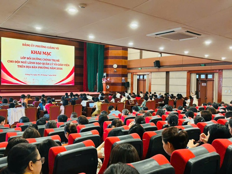 Phường Giảng Võ tổ chức bồi dưỡng lý luận chính trị hè năm 2026 cho đội ngũ cán bộ quản lý và giáo viên các trường trên địa bàn phường- Ảnh 5.